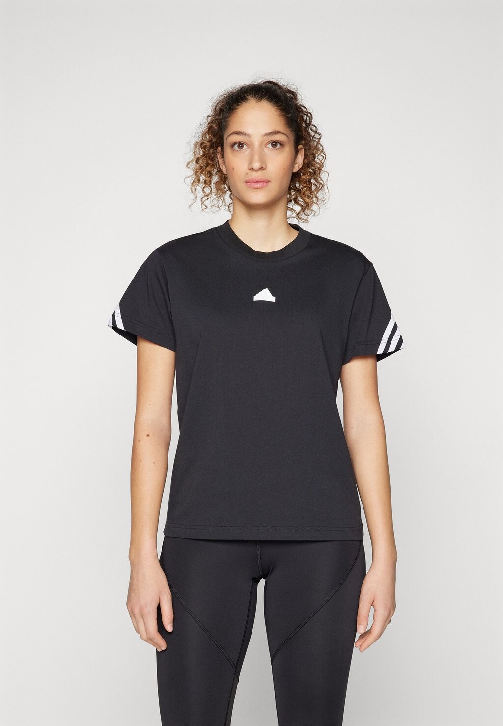 

Футболка с принтом FUTURE ICONS THREE STRIPES adidas, черный