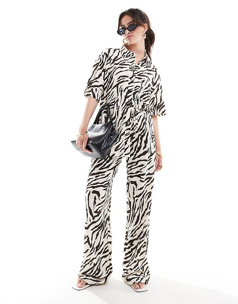 

ASOS DESIGN – Текстурные брюки с заниженной талией и зебровым принтом, имитирующие льняную ткань, однотонные цвета