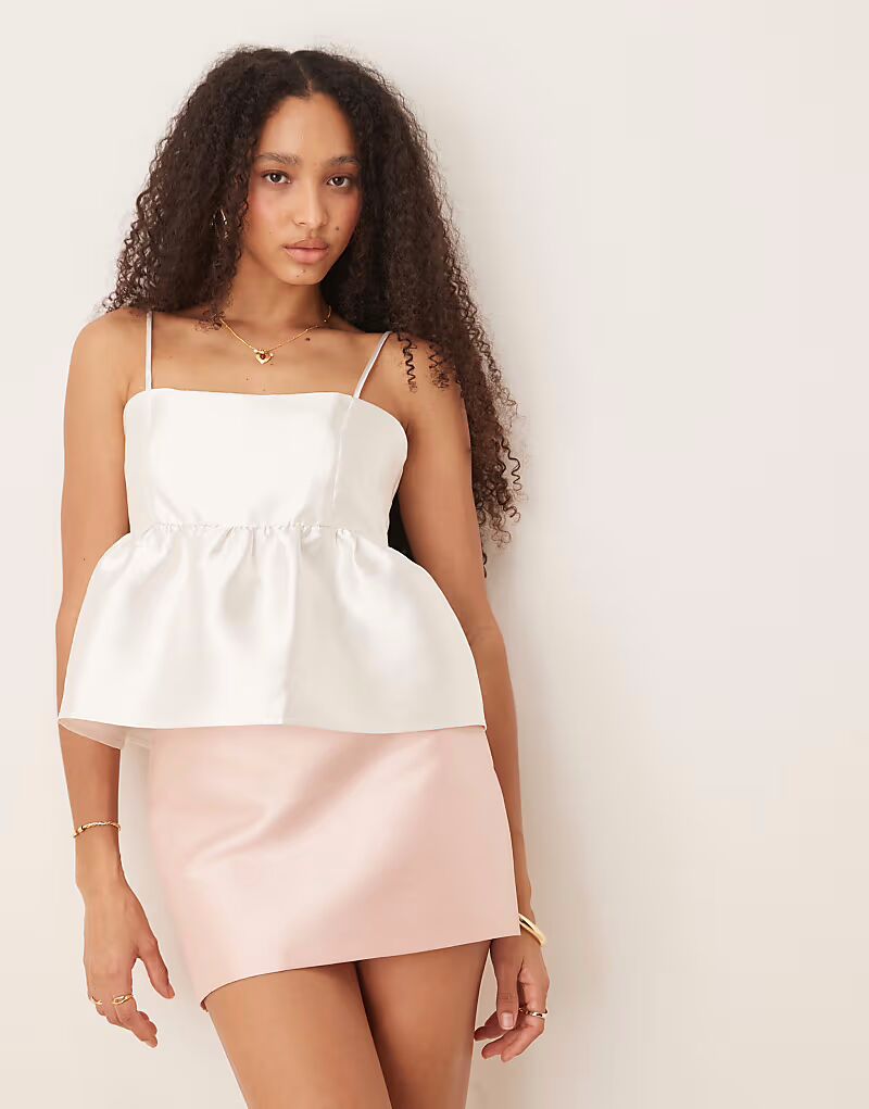 

Атласный объемный топ Gina Tricot с баской цвета «кремовый»