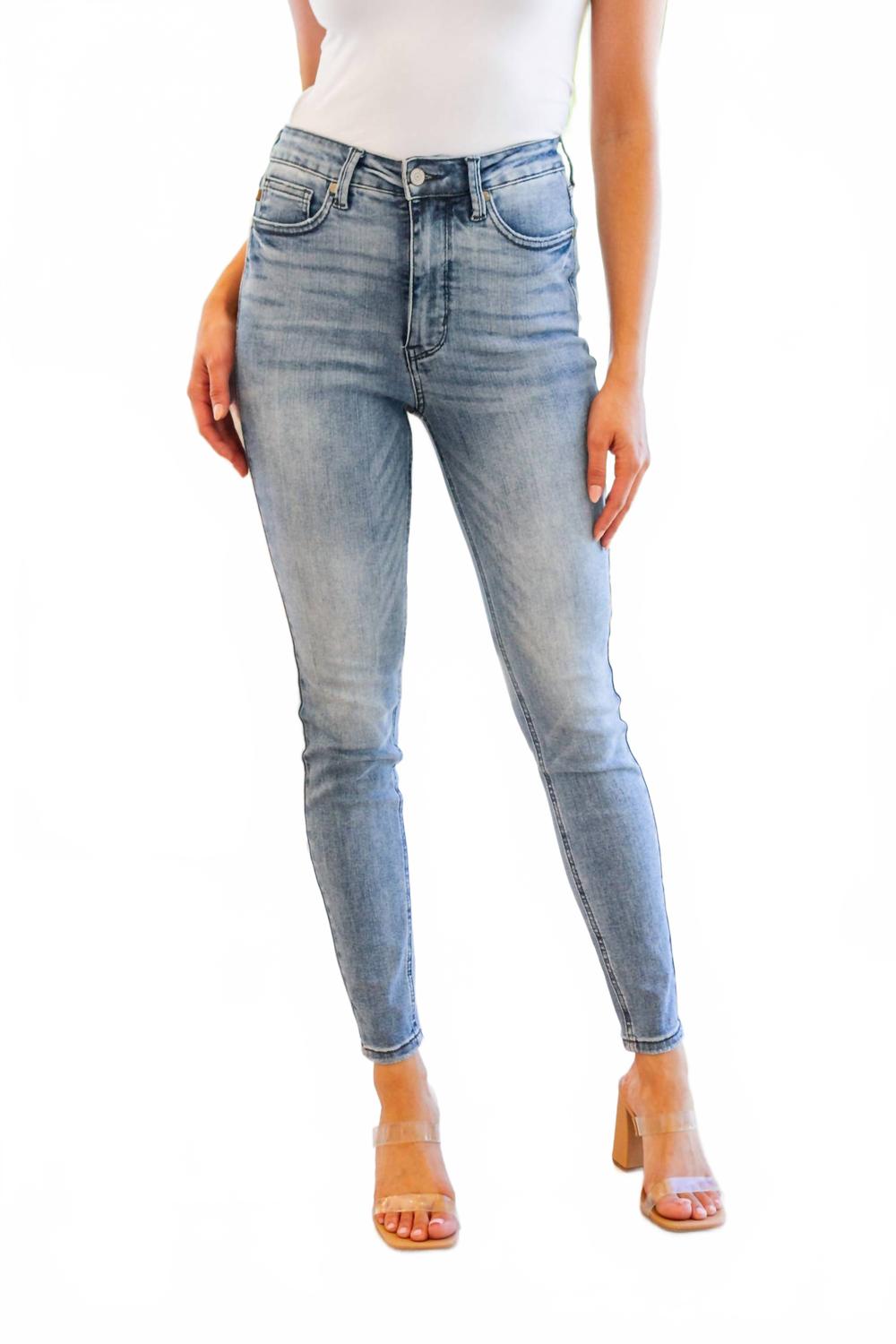 

Высокие джинсы с завышенной талией и утягивающим эффектом в винтажном стиле синего цвета Judy Blue