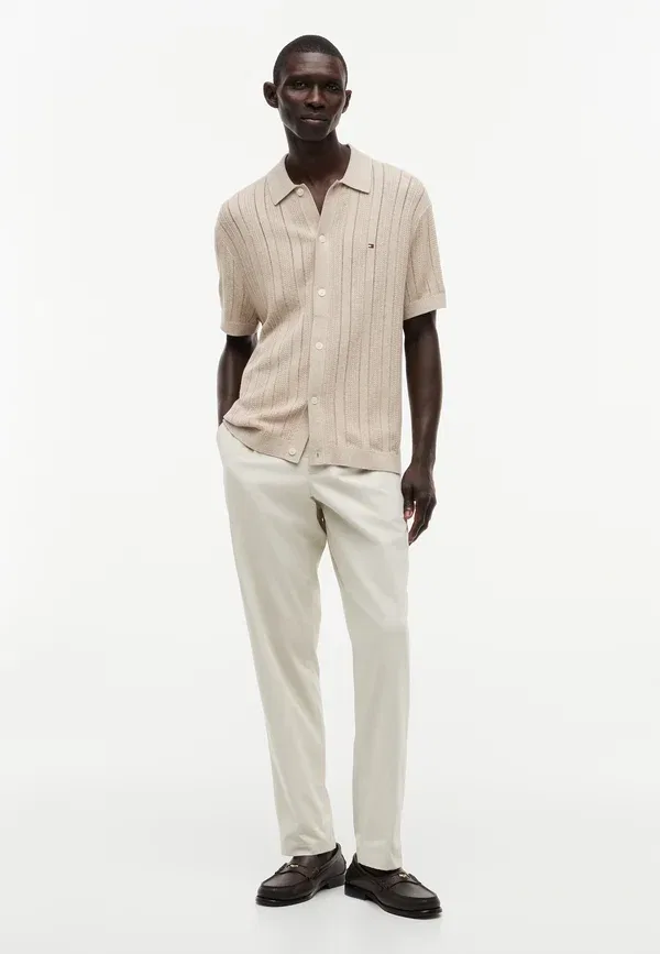 Футболка Tommy Hilfiger Pointelle Structure SS Shirt Summer Resort Shirt, цвет батик хаки хизер — фото 2