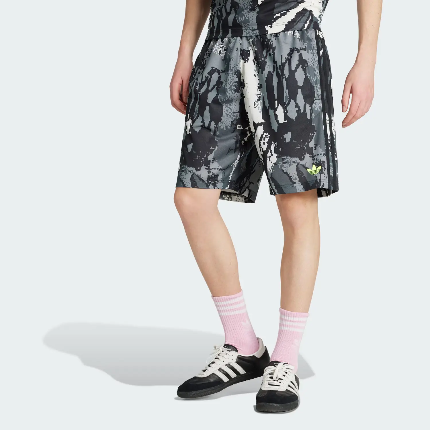 Шорты Archive Aop с длиной по внутреннему шву 9 дюймов Adidas Originals, серый/черный/белый/зеленый — фото 3