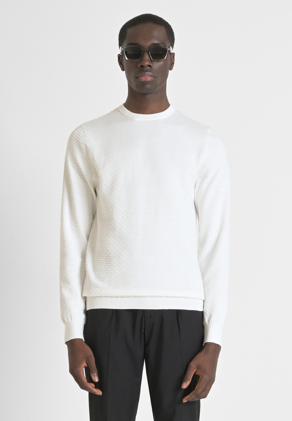 

Джемпер REGULAR FIT IN COMBED JACQUARD STITCH WITH LOGOED BADGE Antony Morato, белый