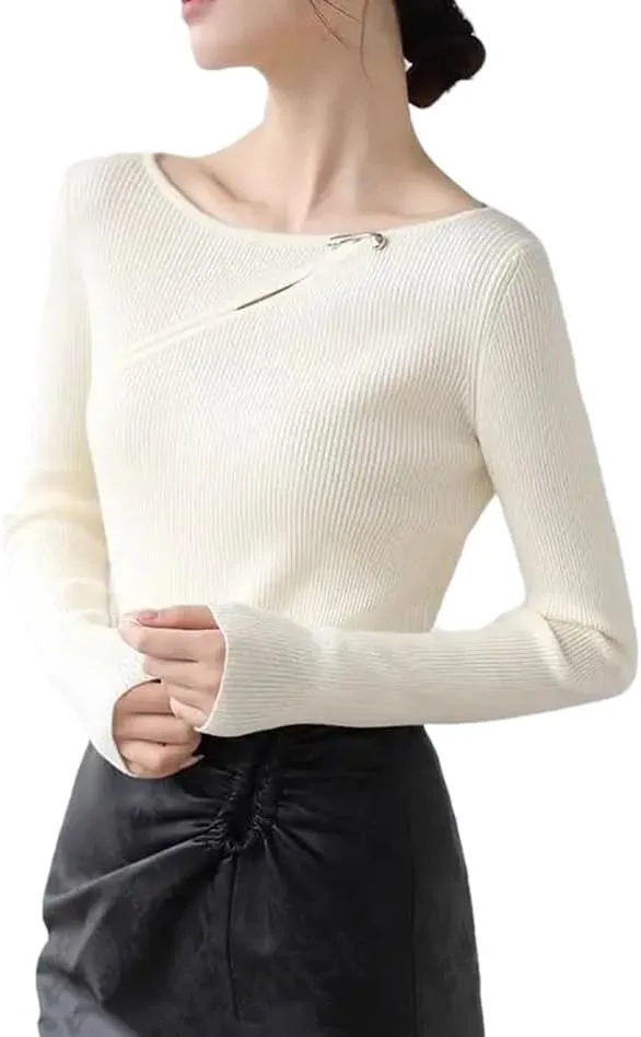 

Женская футболка с металлической пряжкой и ажурной вязкой