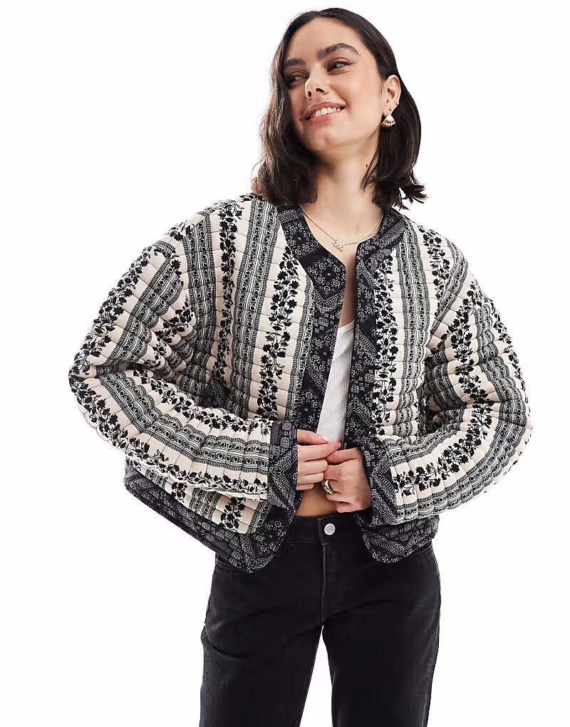 

Укороченная стеганая куртка ASOS DESIGN в стиле пэчворк с черно-белым цветочным узором