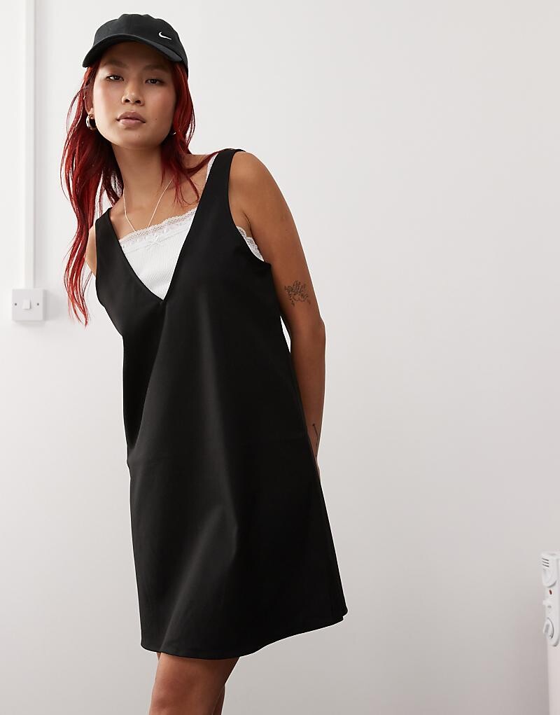 

Monki – Черное мини-платье на подтяжках