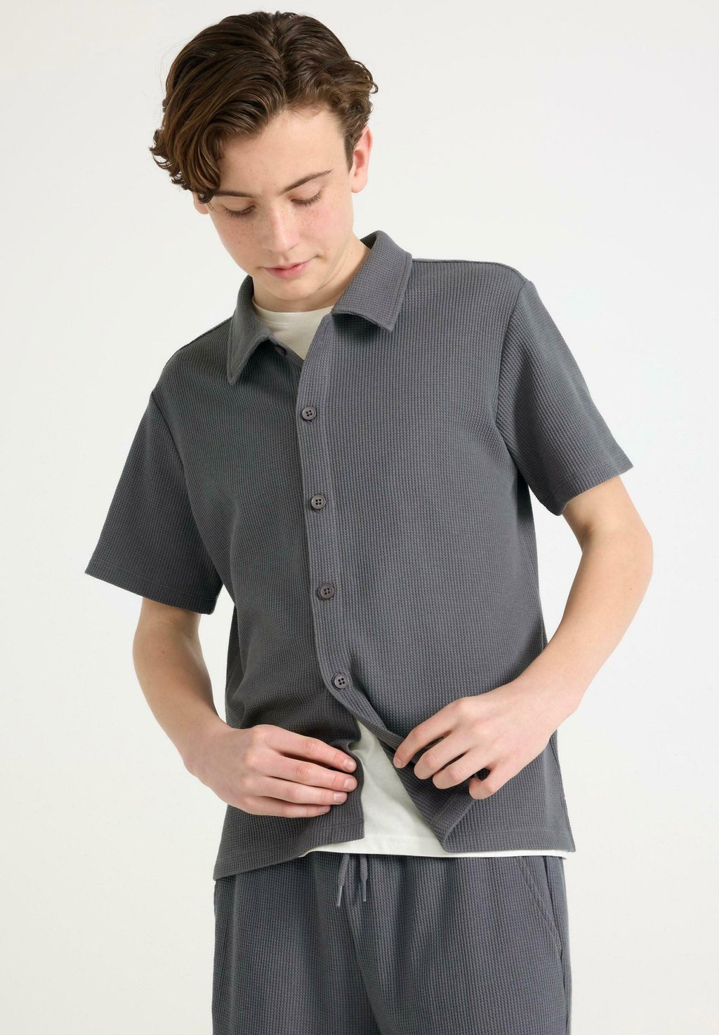 

Рубашка SHORT-SLEEVED WITH WAFFLED STRUCTURE Lindex, темно-серый