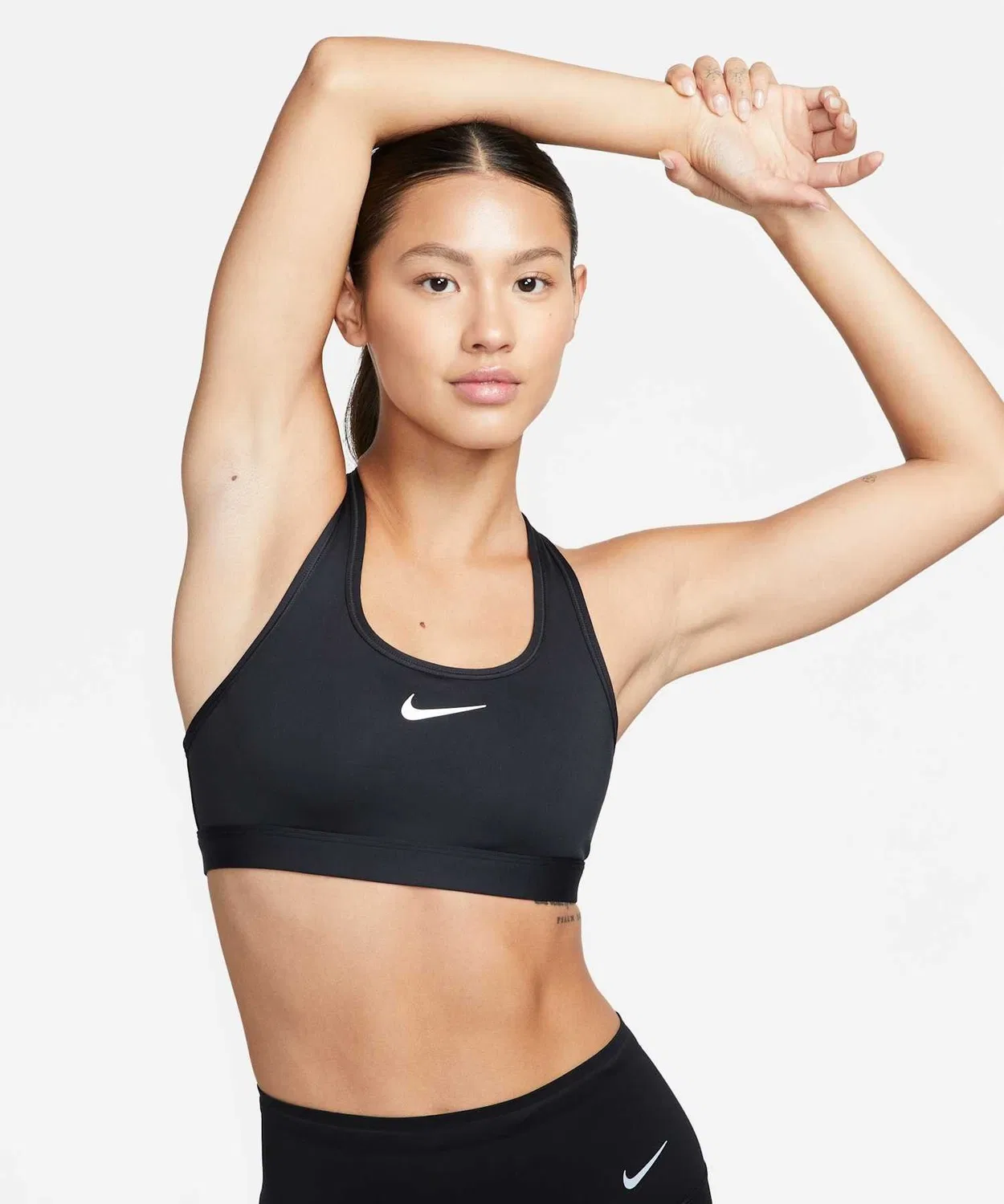 Спортивный бюстгальтер Nike Swoosh Medium Support с падом, черный — фото 2
