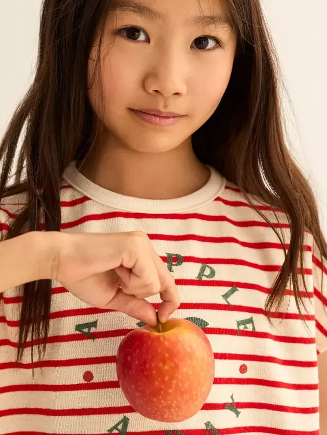 Детская футболка Cozmo Kids' Selvak Apple Stripe, цвет томат Cozmo Brand — фото 4