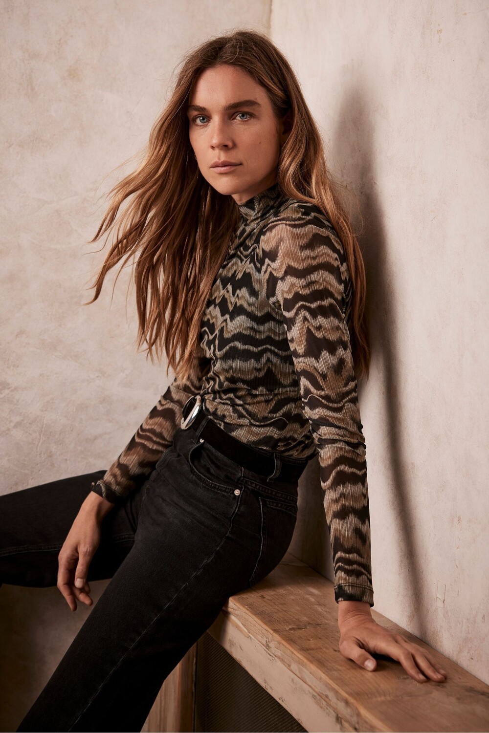 

Топ с абстрактным принтом Mint Velvet, черный