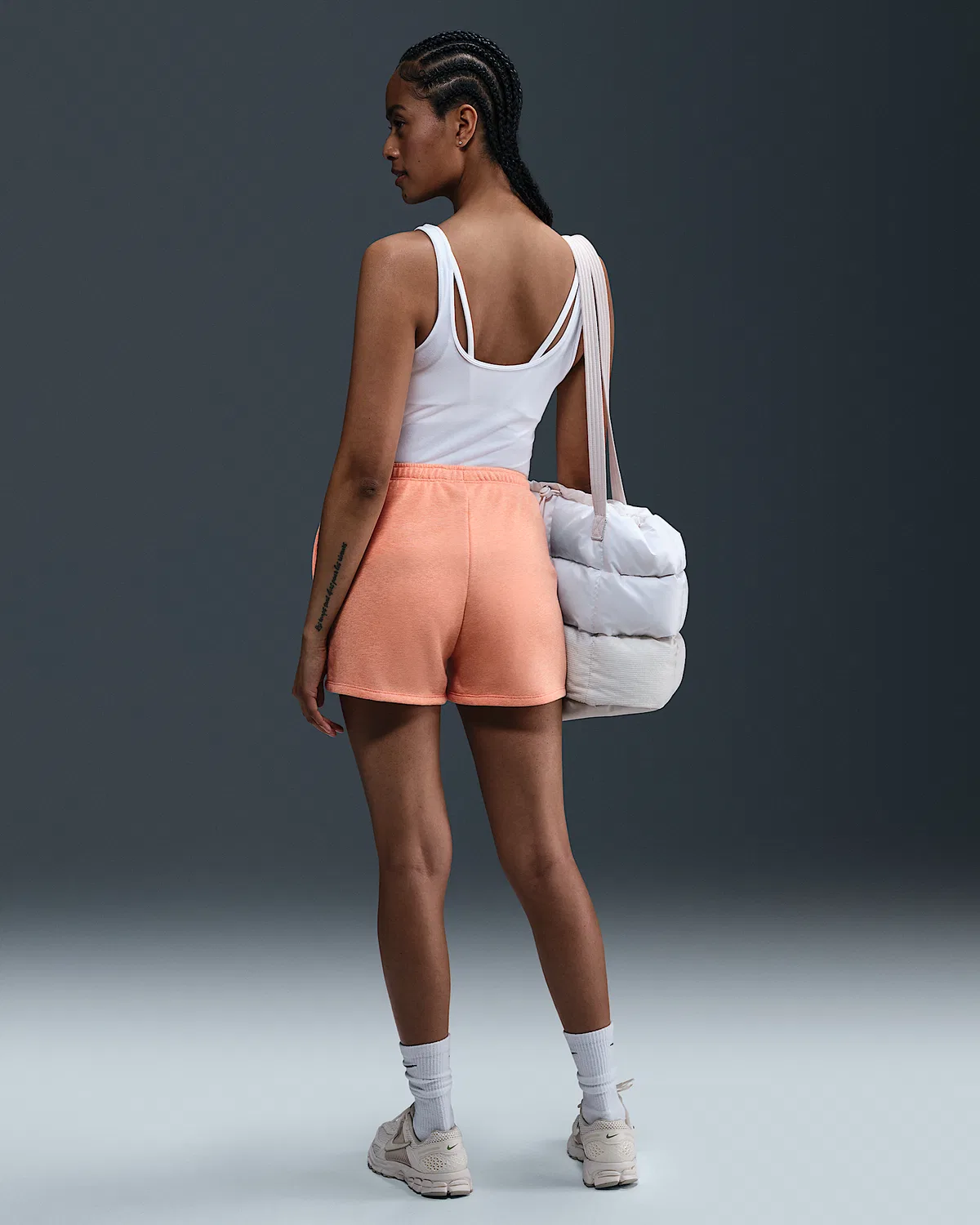 Женские шорты Nike Sportswear Chill Terry из французского махрового трикотажа со средней посадкой, длина 4", Apricot Agate/Heather/Sail — фото 4