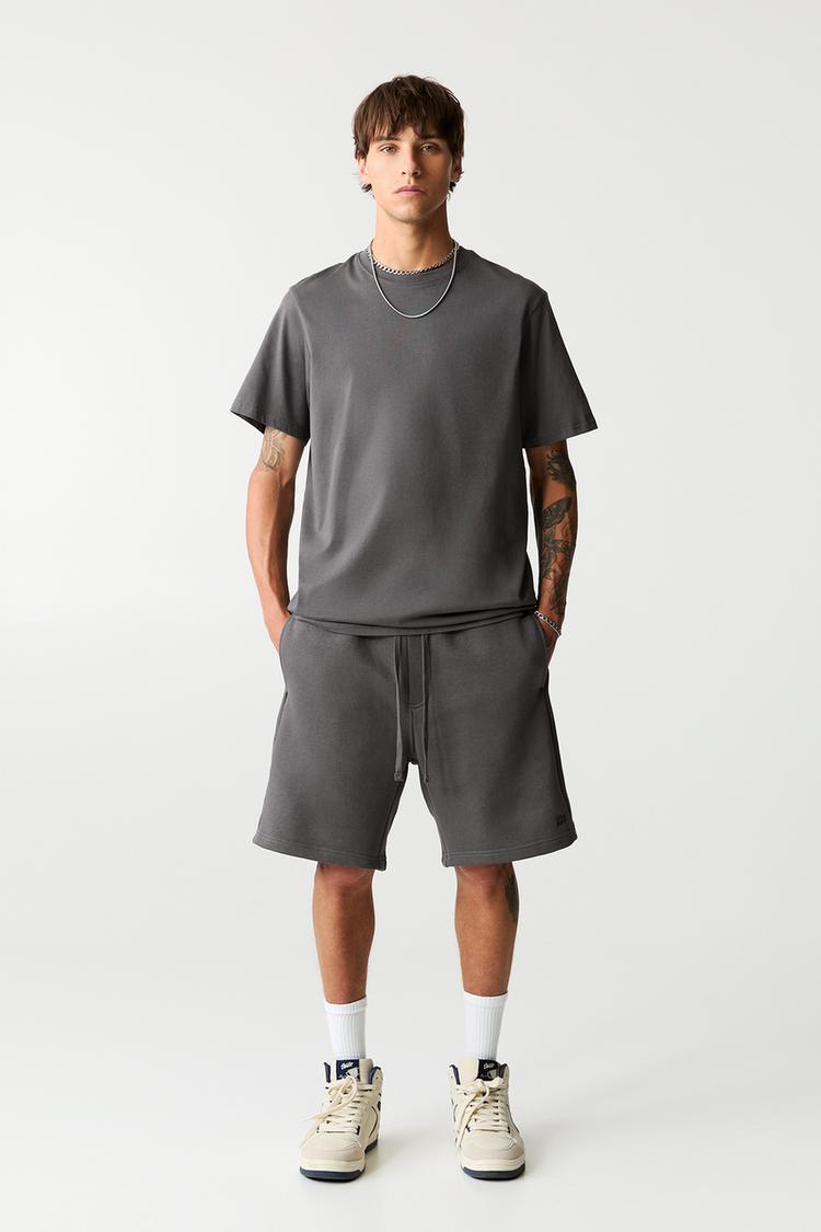 

Комплект из базовых шорт-бермуд и футболки Pull And Bear, серый