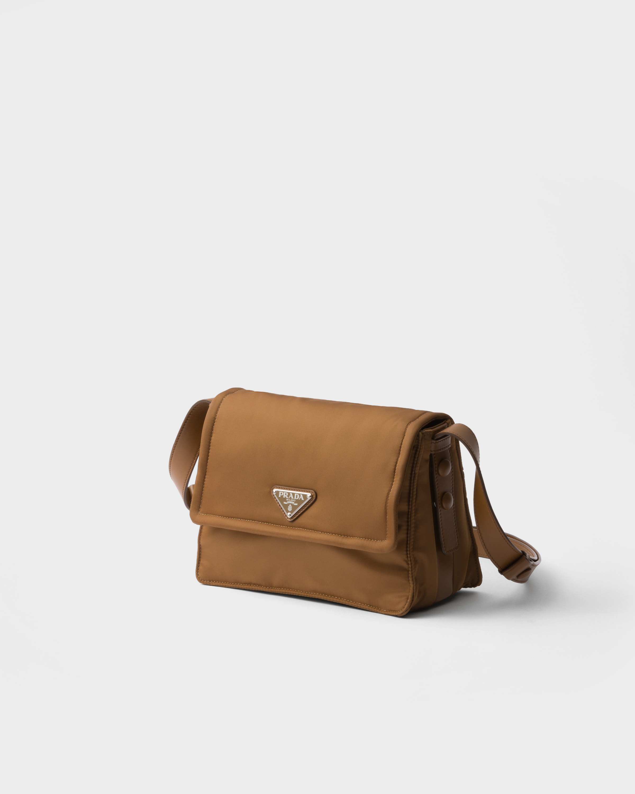 Маленькая стеганая наплечная сумка Prada Traveller из переработанного нейлона Prada, бренди — фото 2