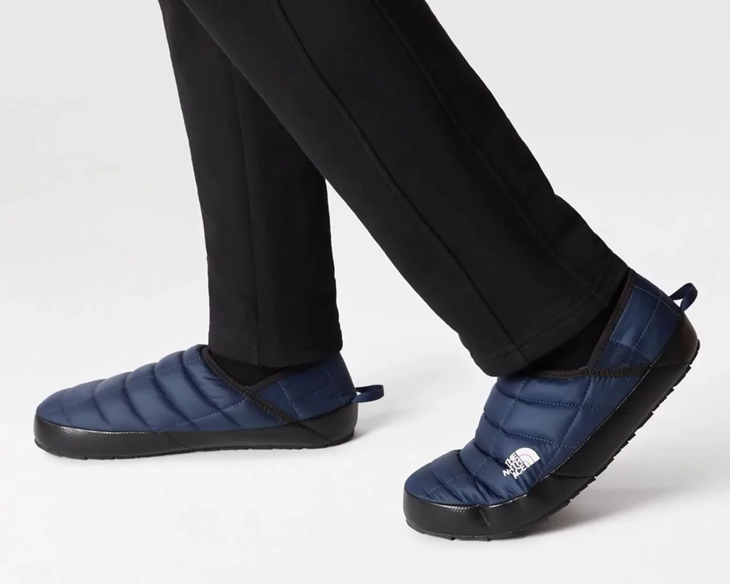 Мужские зимние ботинки THE NORTH FACE Thermoball Traction Mule V | С утеплителем и водоотталкивающей пропиткой, резиновая подошва, темно-синий/белый — фото 4