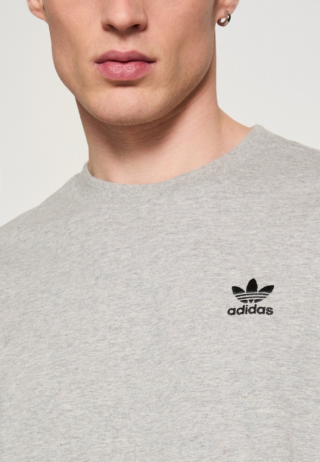 

Футболка с принтом TREFOIL ESSENTIALS adidas, серый