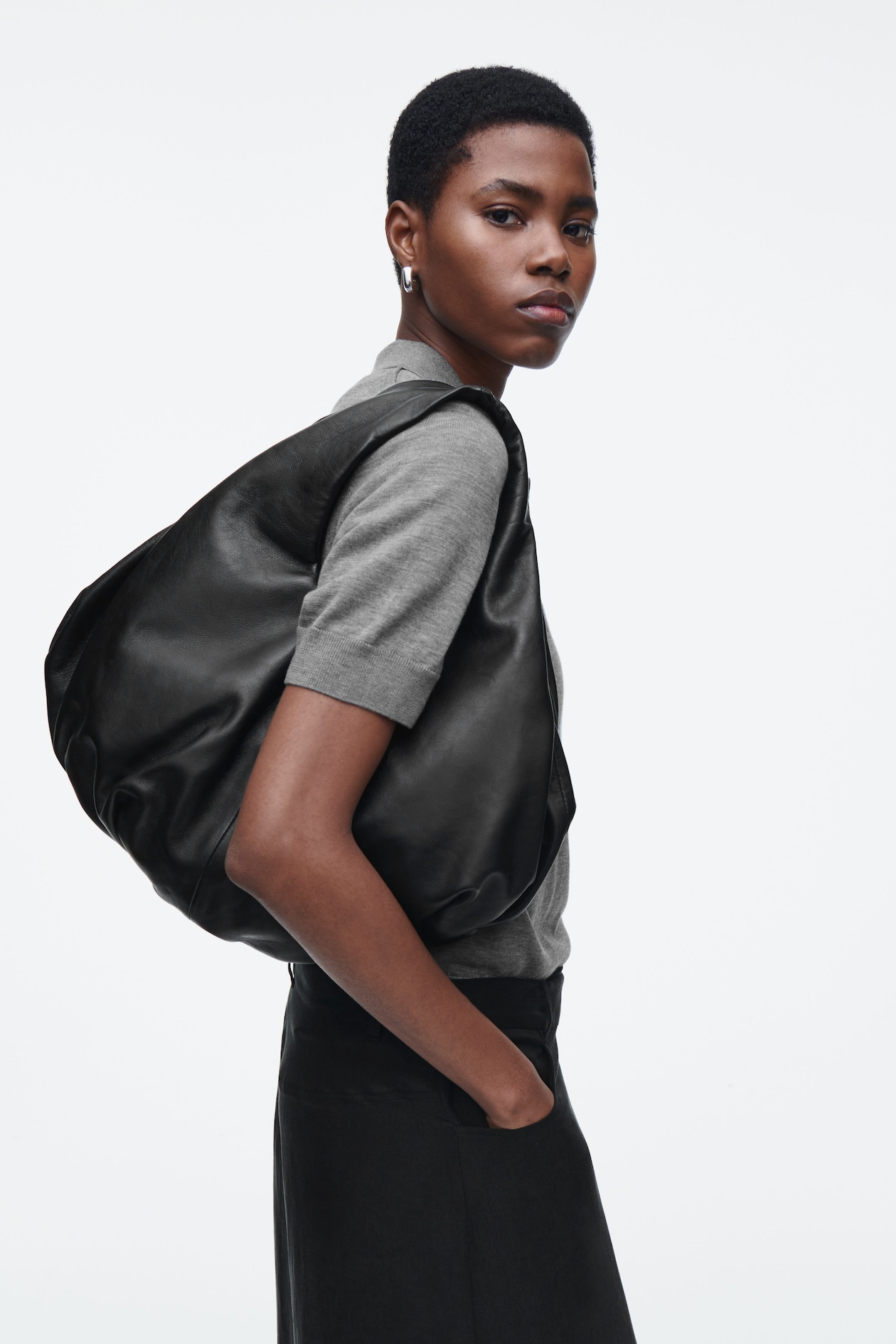 

Кожаная сумка "облако" типа tote COS, черный