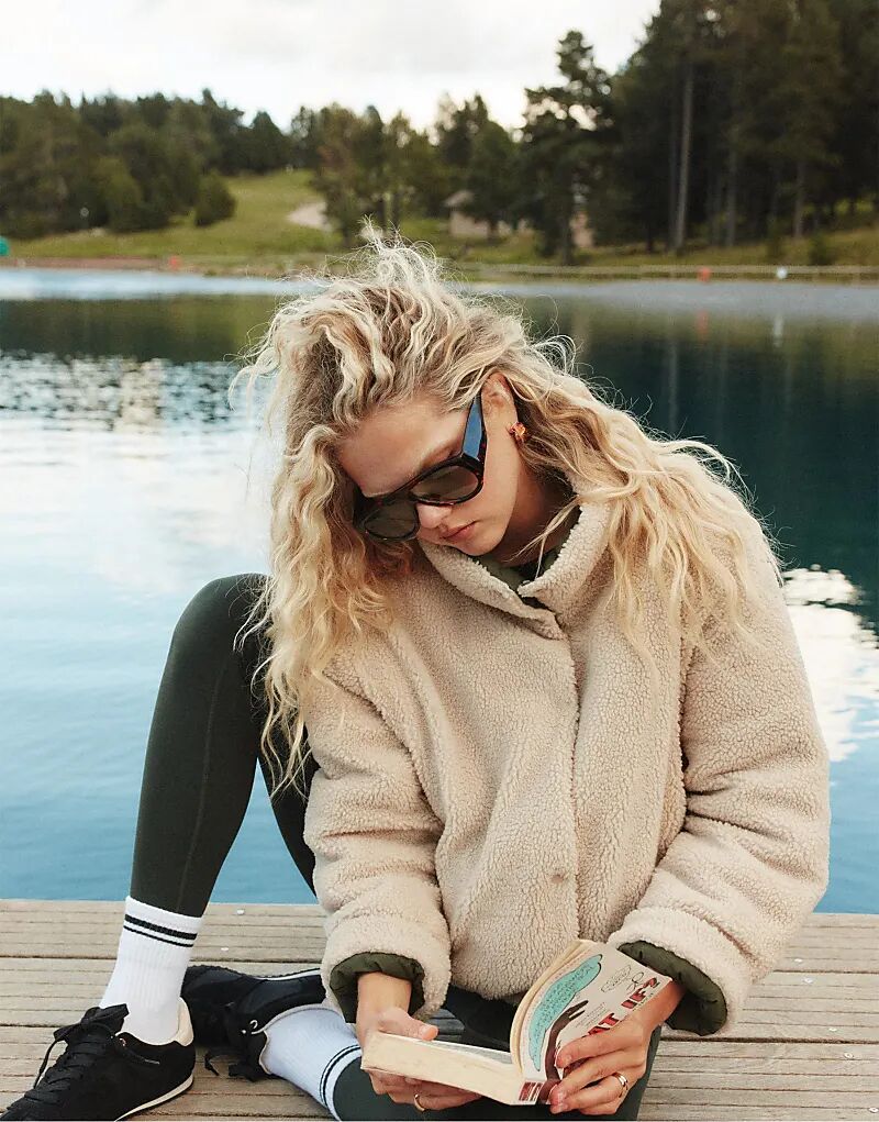 

Двусторонняя стеганая куртка Stradivarius с подкладкой из искусственной овчины зеленого цвета