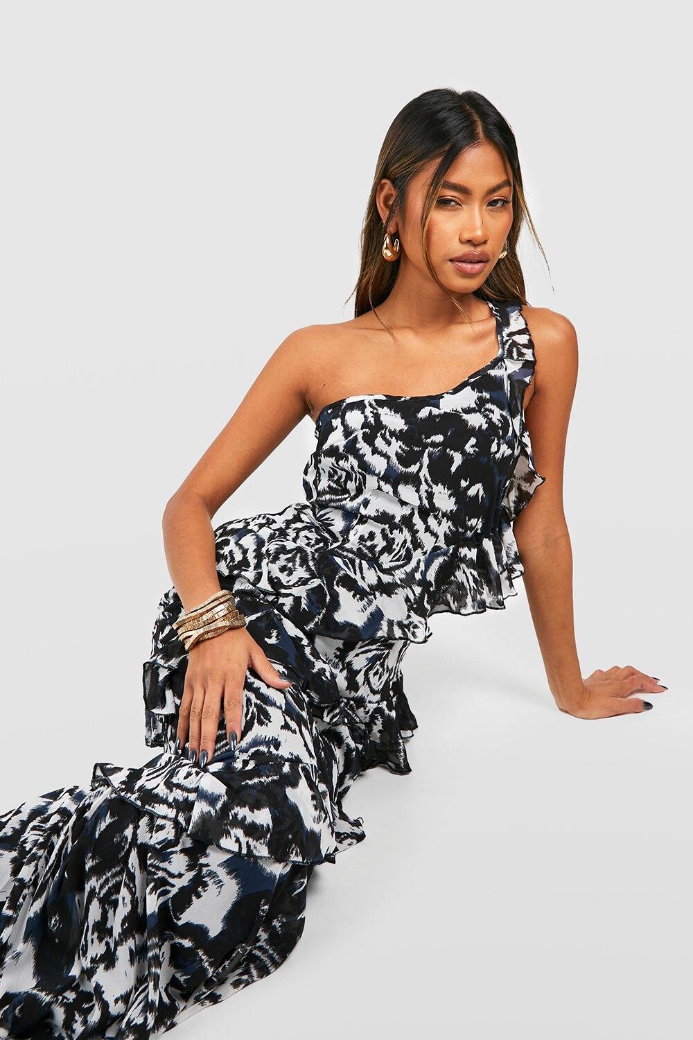 

Шифоновое платье макси на одно плечо с принтом boohoo, черный