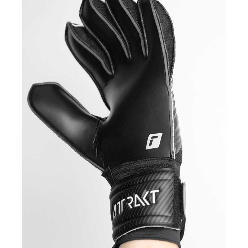 

Вратарские перчатки привлекают внимание. Reusch, черный