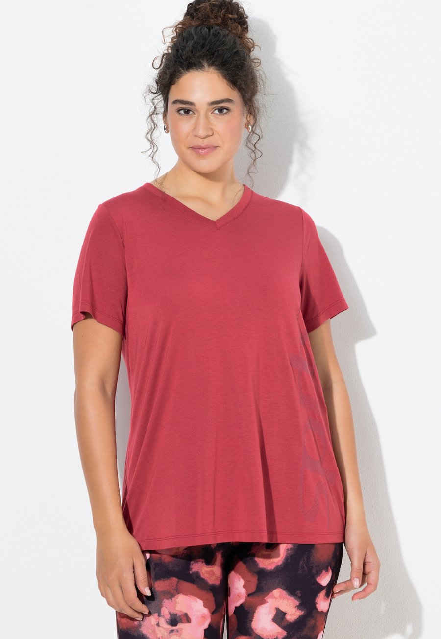 

Футболка Ulla Popken FUNKTIONS V-AUSSCHNITT HALBARM ANTIBAKTERIELL, Brick Red/Red, Красный, Футболка Ulla Popken FUNKTIONS V-AUSSCHNITT HALBARM ANTIBAKTERIELL, Brick Red/Red