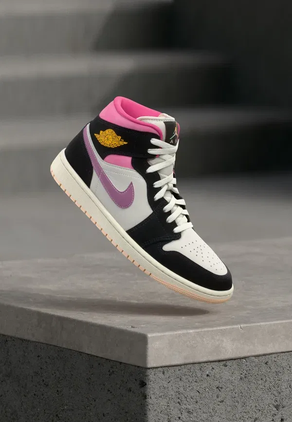 Кроссовки высокие Jordan Air 1 Mid SE, черный/университетский золотой/парус/розовый/ледяной кармин/малиновый оттенок