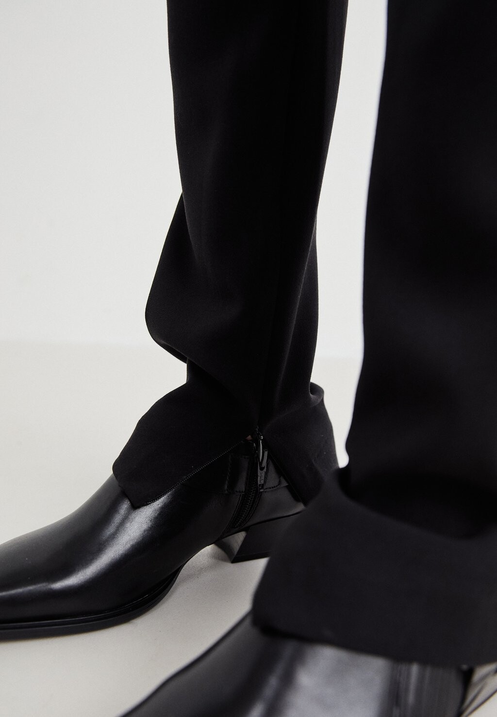 

Брюки DESSA SLIM TROUSERS Weekday, черный