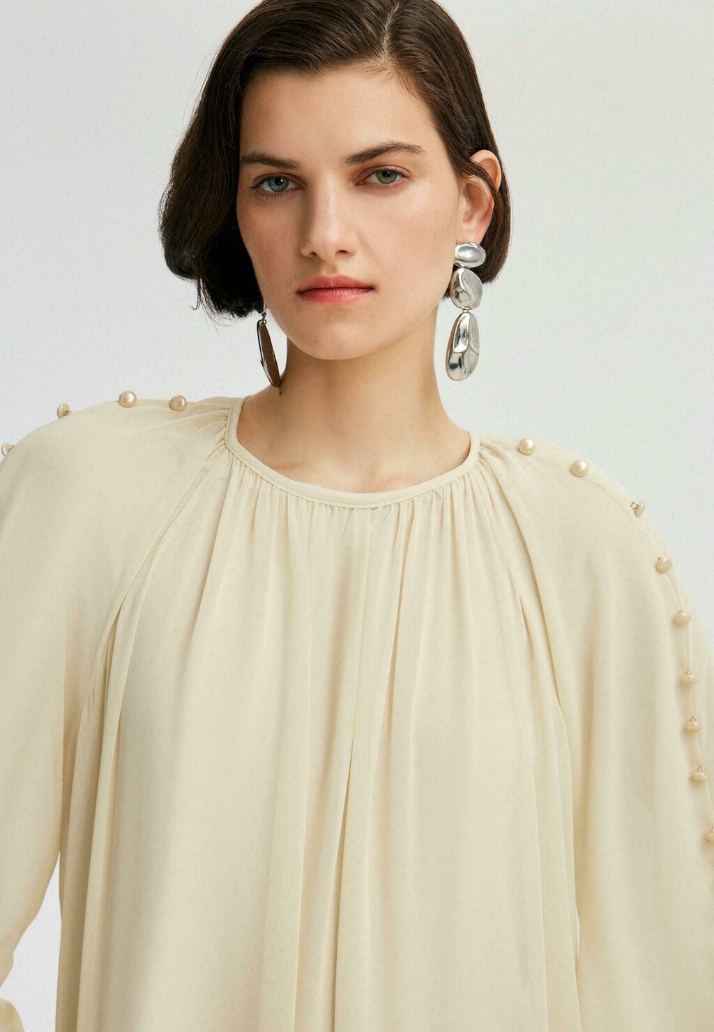 

Платье макси WITH PEARL BUTTON DETAIL Touché Privé, бежевый