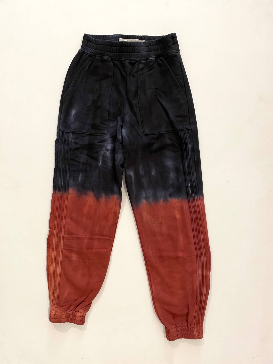 Детские спортивные штаны Fiery Tie Dye в черно-ржавом цвете Tractr — фото 2