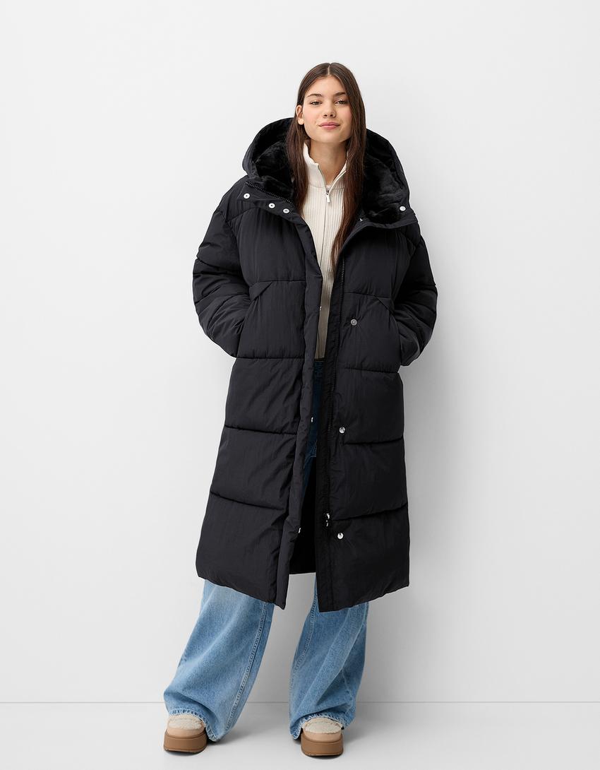 

Длинный пуховик с капюшоном Bershka, черный