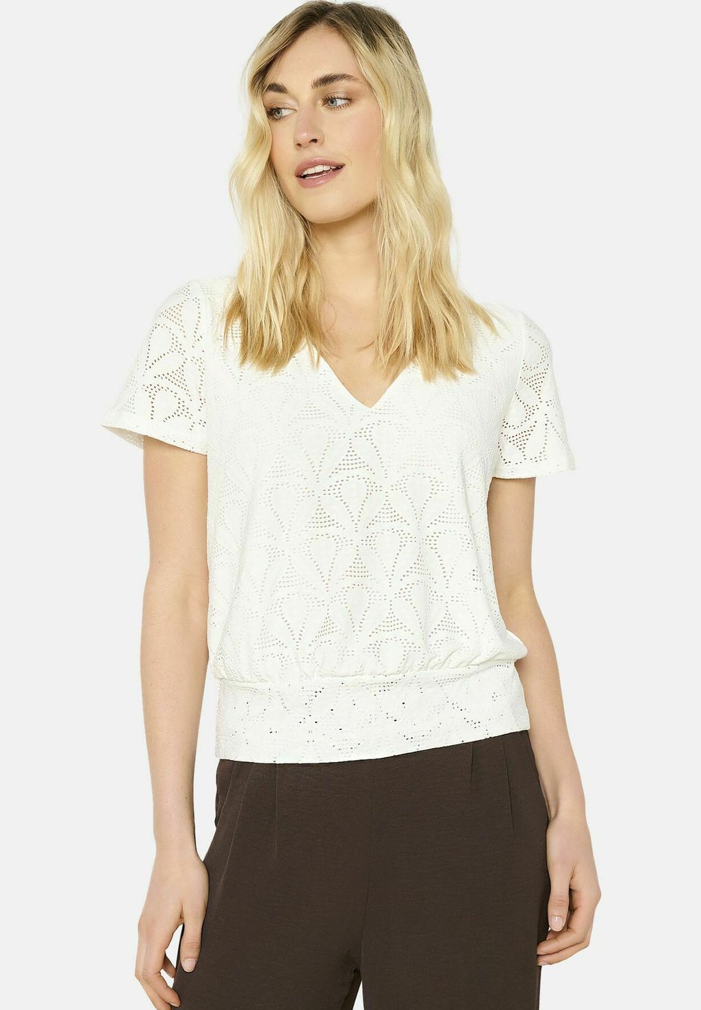 

Футболка с принтом EMBROIDERED EYELET - Blouse LolaLiza, кремовый