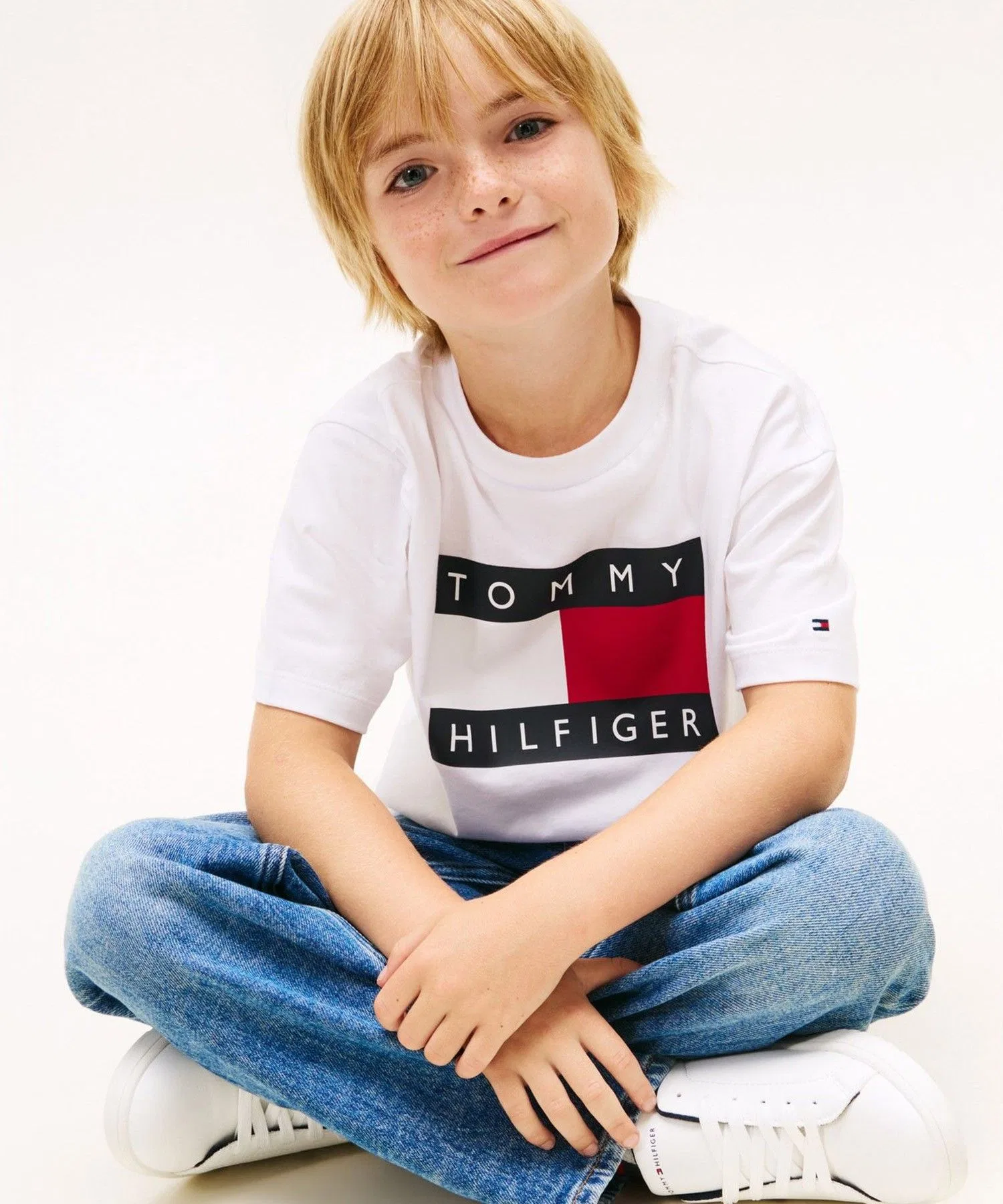 Футболка для мальчиков Tommy Hilfiger с принтом флага белая — фото 2