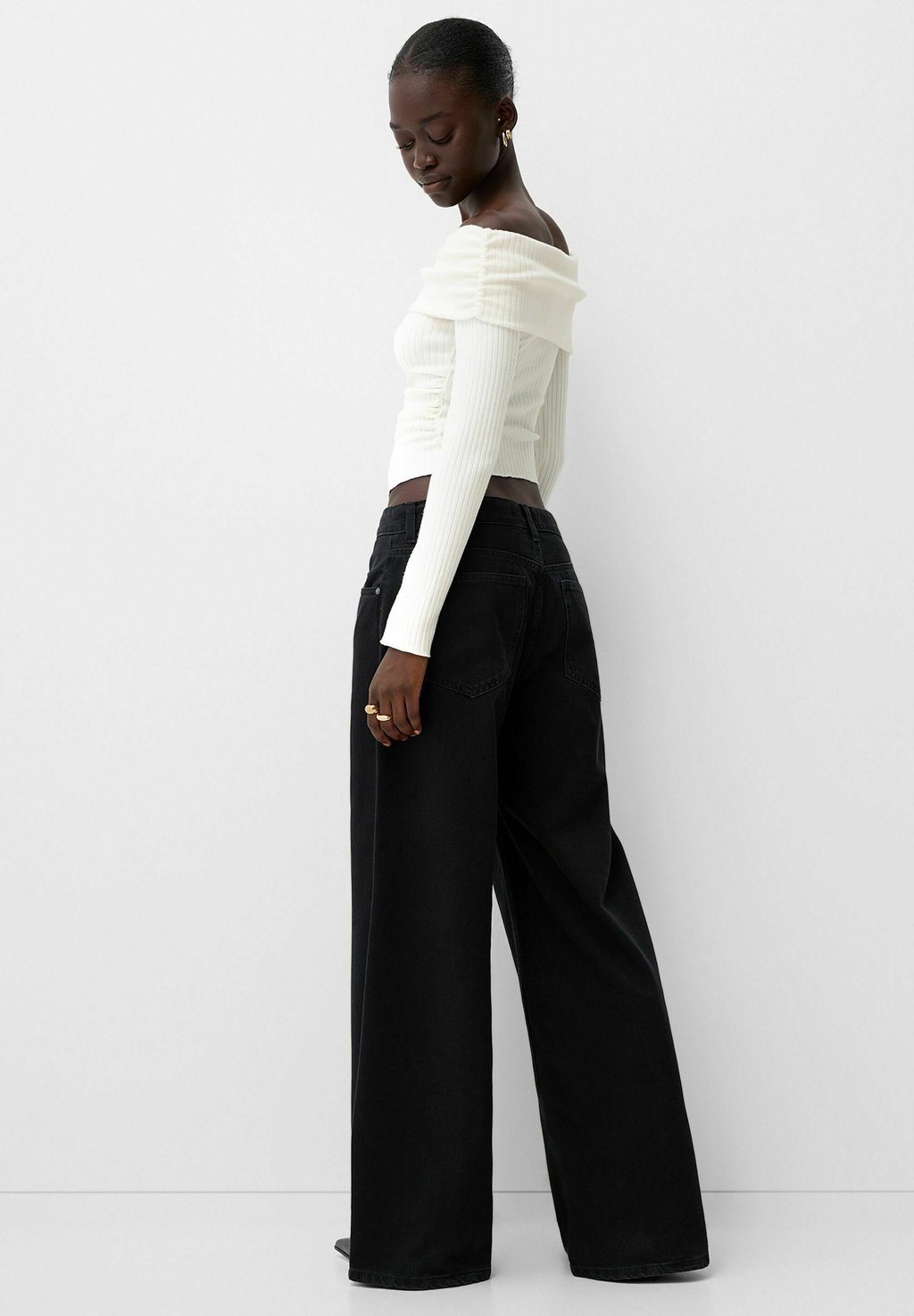 

Джемпер WITH BARDOT NECKLINE Bershka, белый