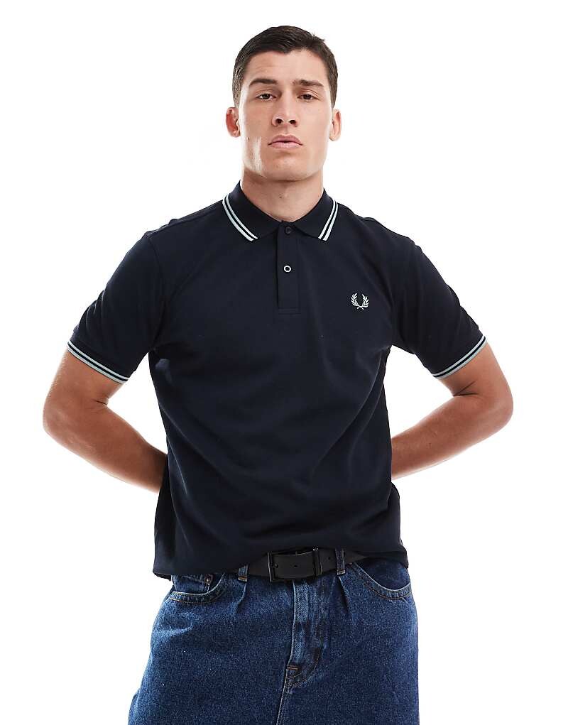 

Fred Perry – черная рубашка-поло с контрастной окантовкой и двумя полосками