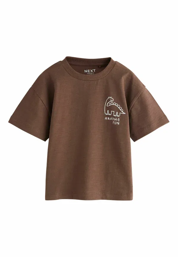 Футболка Regular fit с коротким рукавом и принтом на спине Next, chocolate brown dinosaur club oversized, шоколадно-коричневый — фото 3