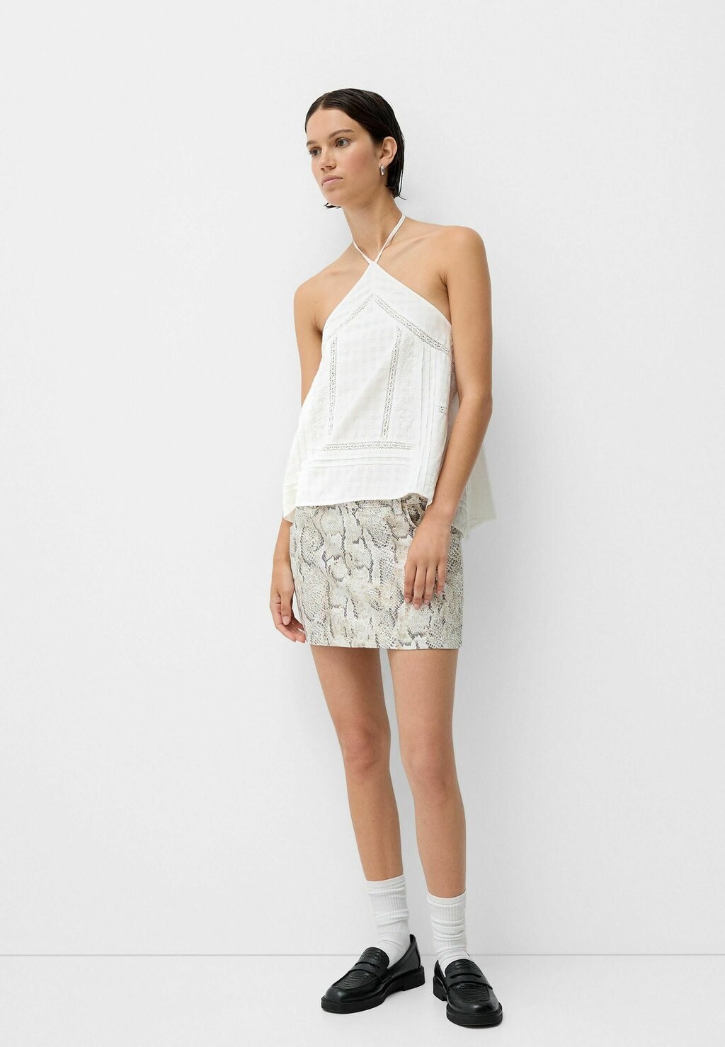 

Топ EMBROIDERED, HALTER Bershka, белый