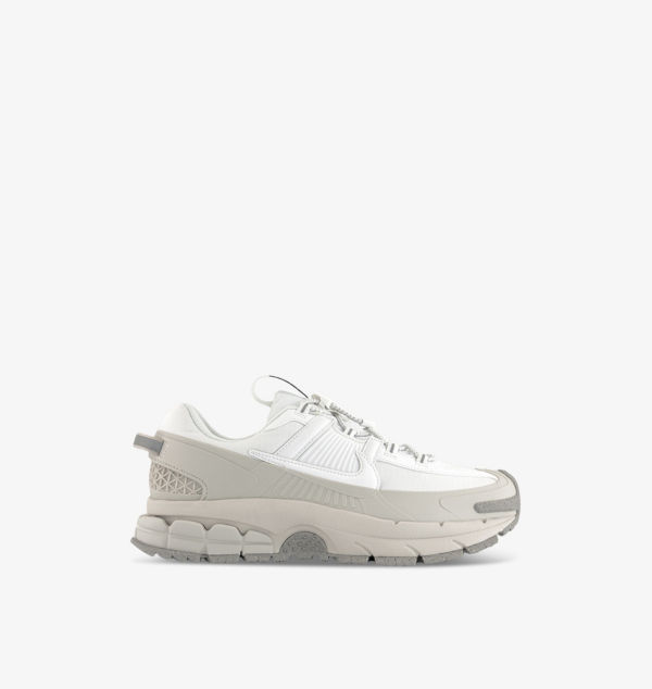 

Низкие кожаные кроссовки Zoom Vomero Roam с тисненым логотипом Nike, белый