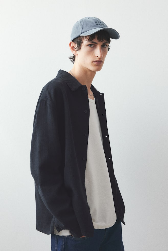 

Рубашка со структурой, прямого кроя H&M, черный