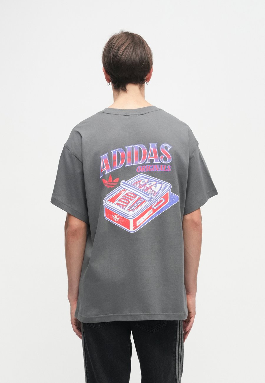 Футболка Adidas Originals SARDINES UNISEX, Grey Five/Grey — фото 2