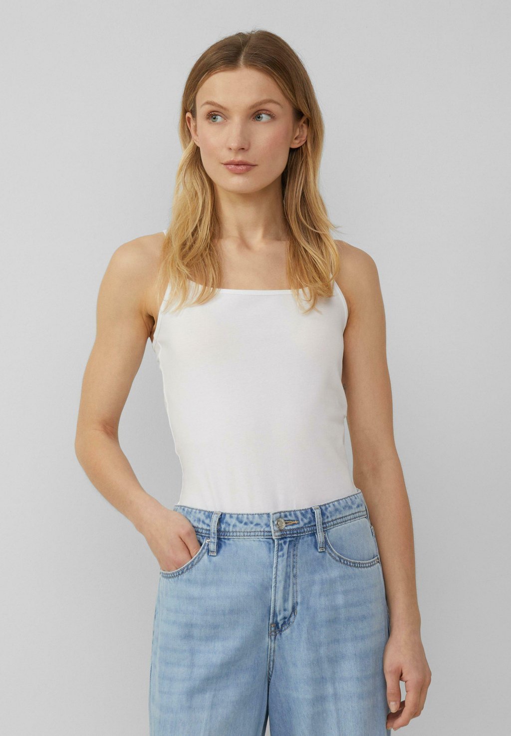 

Топ MIT VERSTELLBAREN SPAGHETTITRÄGERN IM SLIM FIT s.Oliver, белый