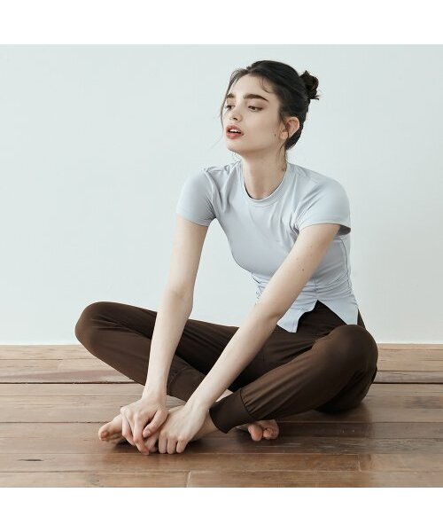 

Футболка для йоги с коротким рукавом и разрезом DEVIWEAR, серая, Серый, Футболка для йоги с коротким рукавом и разрезом DEVIWEAR, серая