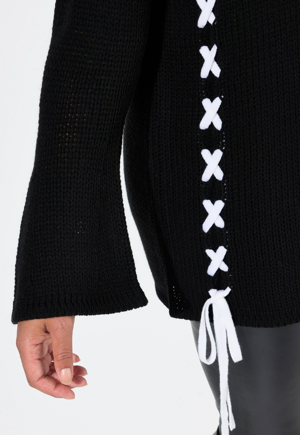 

Джемпер LOOSE FIT ZIERBÄNDER TROMPETENÄRMEL Angel of Style, черный