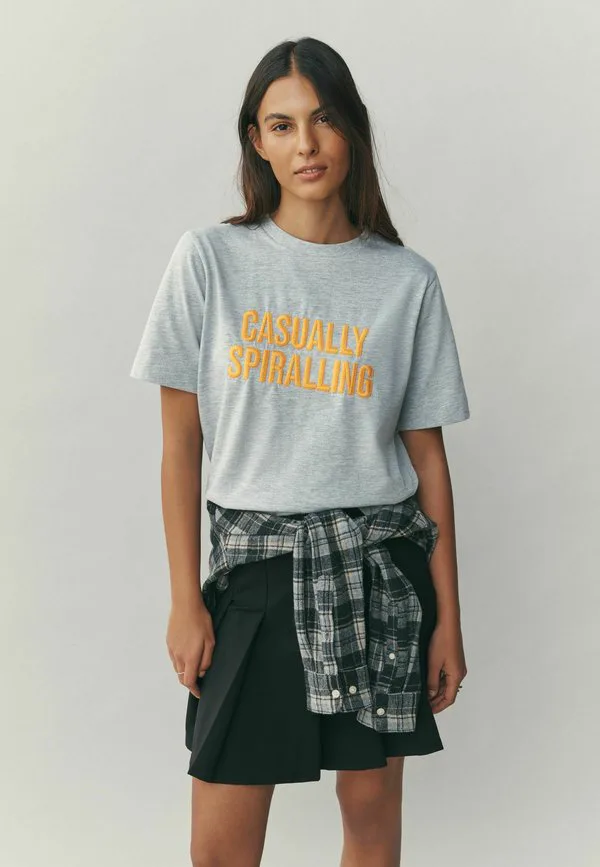 

Футболка с коротким рукавом и круглым вырезом, с принтом Next, Grey Embroidered Graphic, Серый, Футболка с коротким рукавом и круглым вырезом, с принтом Next, Grey Embroidered Graphic