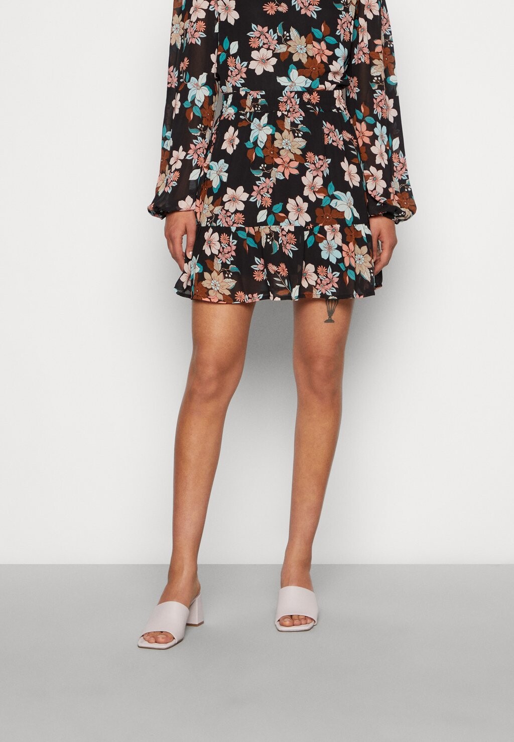 

Мини-юбка Onlstar Short Skirt ONLY, цвет black/multi-coloured