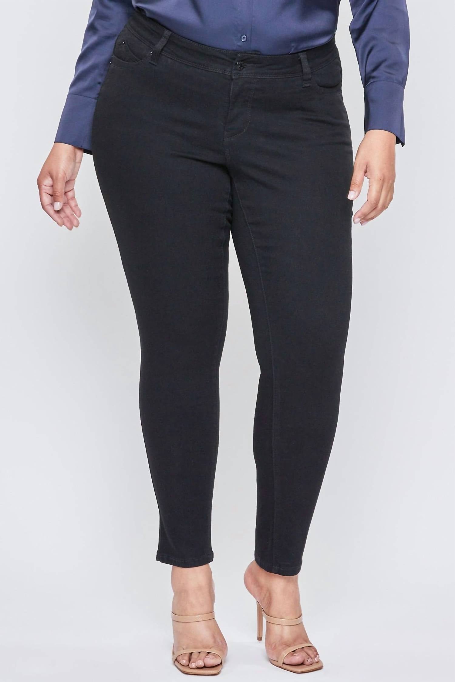 

Wannabettabutt Узкие джинсы средней посадки - Plus в черном цвете YMI