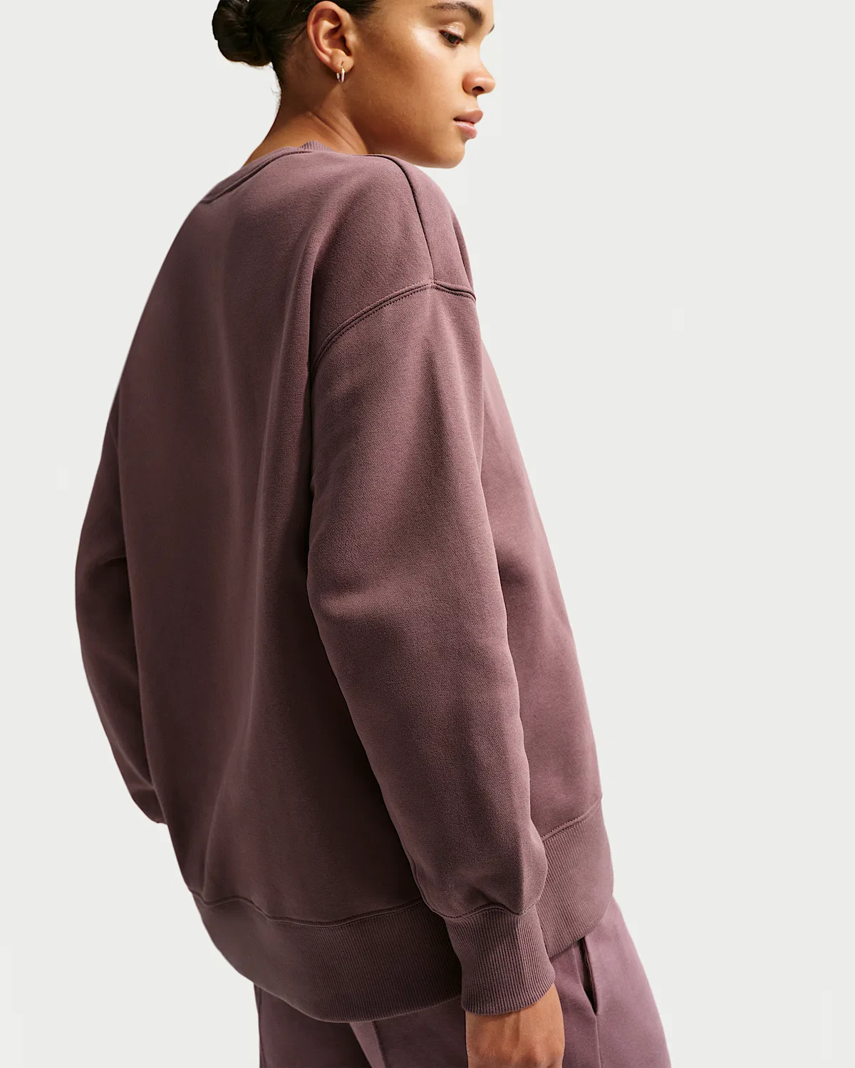 Женский оверсайз свитшот с круглым вырезом Nike Sportswear Phoenix Fleece, Tattoo/Sail — фото 2