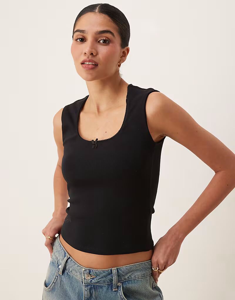 

Топ Gina Tricot из хлопка с вышитым краем черного цвета