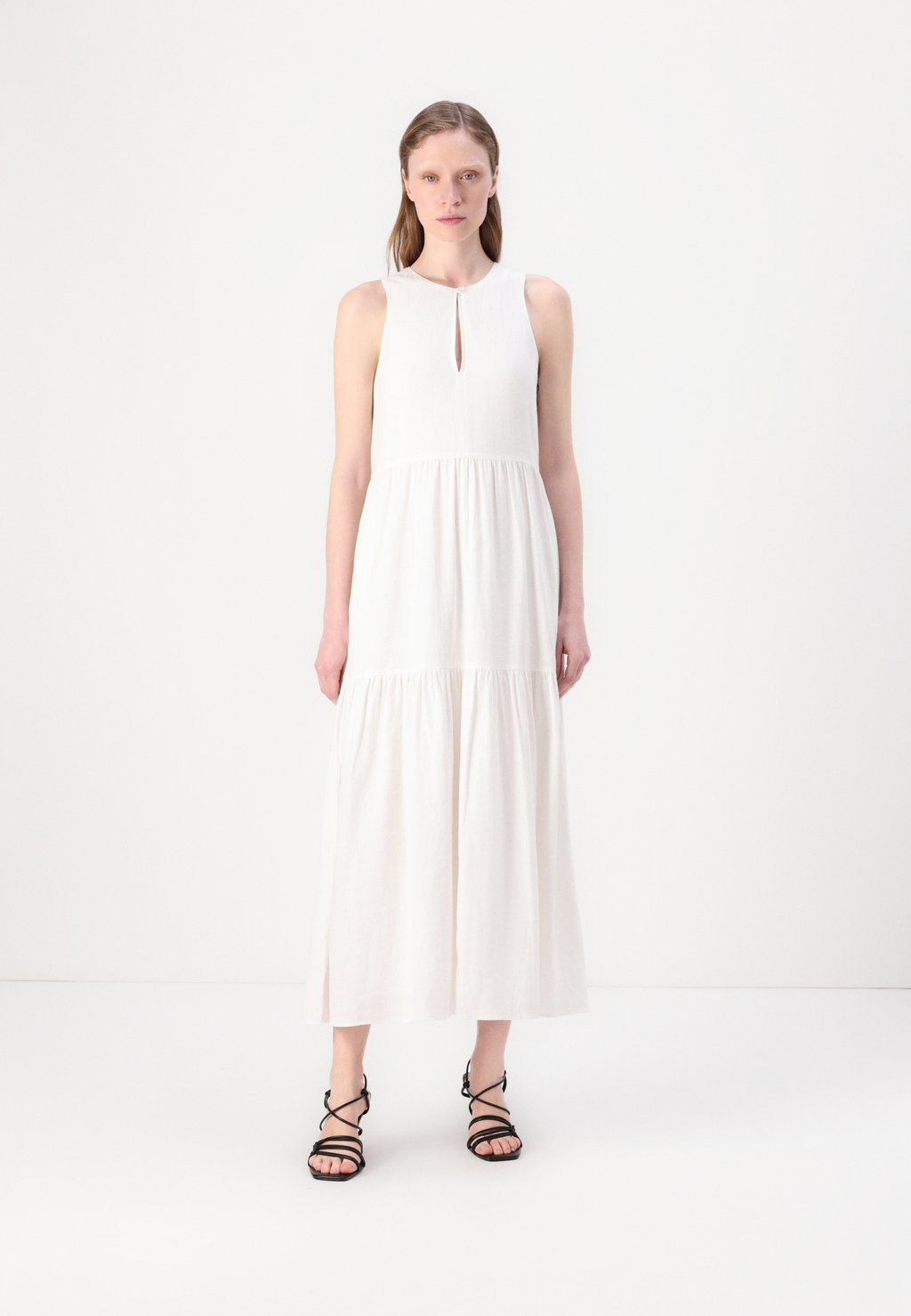 

Повседневное платье SLEEVELESS TIERED MAXI DRESS KEYHOLE NECKLINE DKNY, молочный