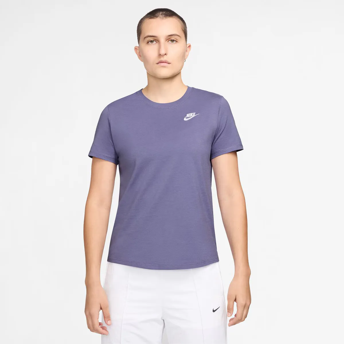 

Женская футболка Nike Sportswear Club Essentials, фиолетовый