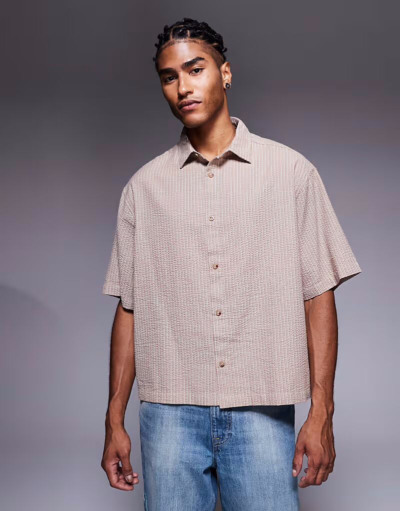 

Рубашка свободного кроя из сирсакера в полоску коричневого цвета Asos Design