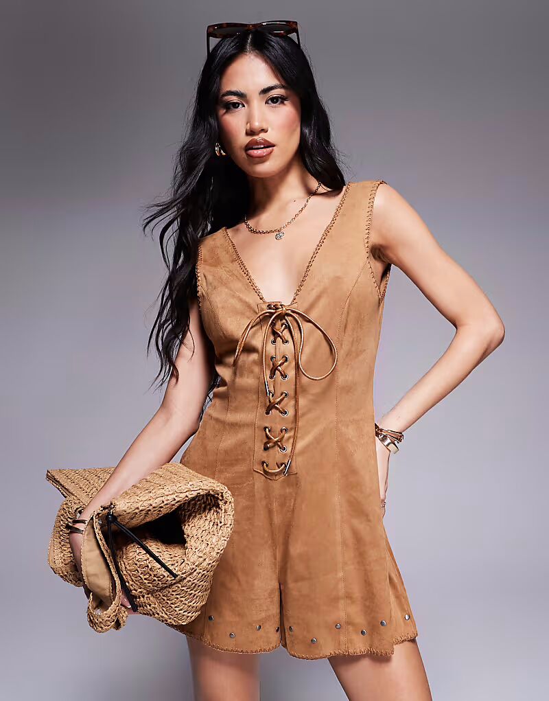 

Комбинезон из замши ASOS DESIGN со шнуровкой и заклепками бежевого цвета